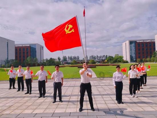 职场里面的性骚扰主要包括了哪些？女性为了工作可以忍受吗？游戏画面